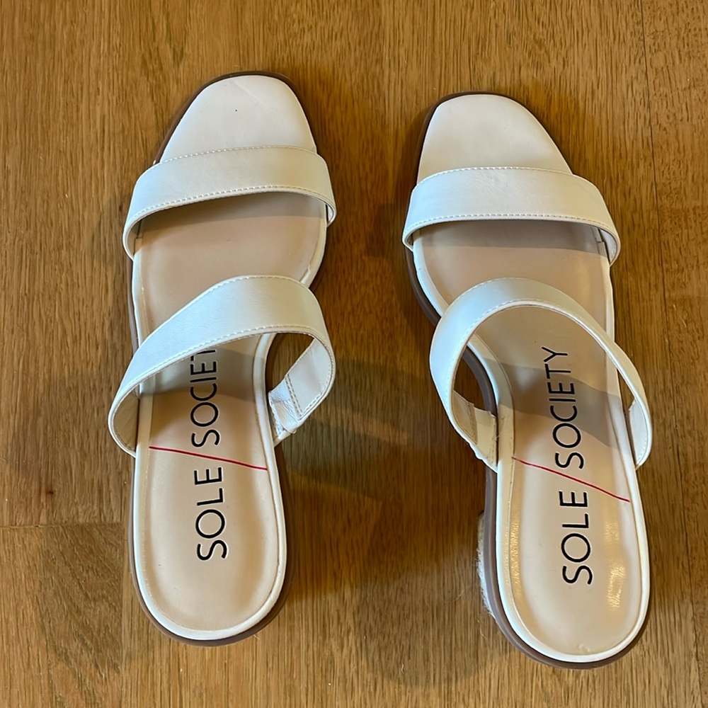 NWOutT Sole Society Off white sandals